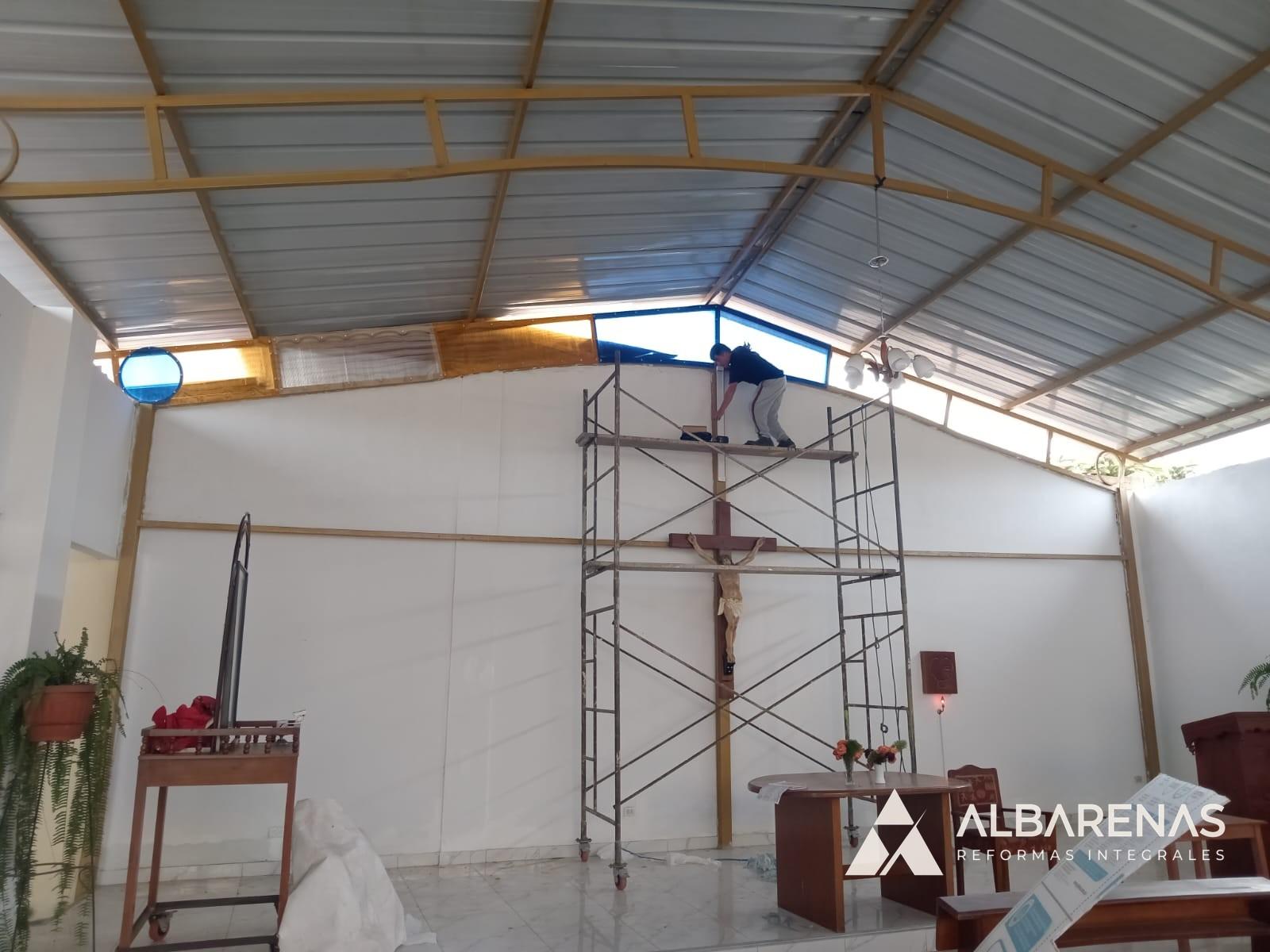 Capilla · pared interior en obra
