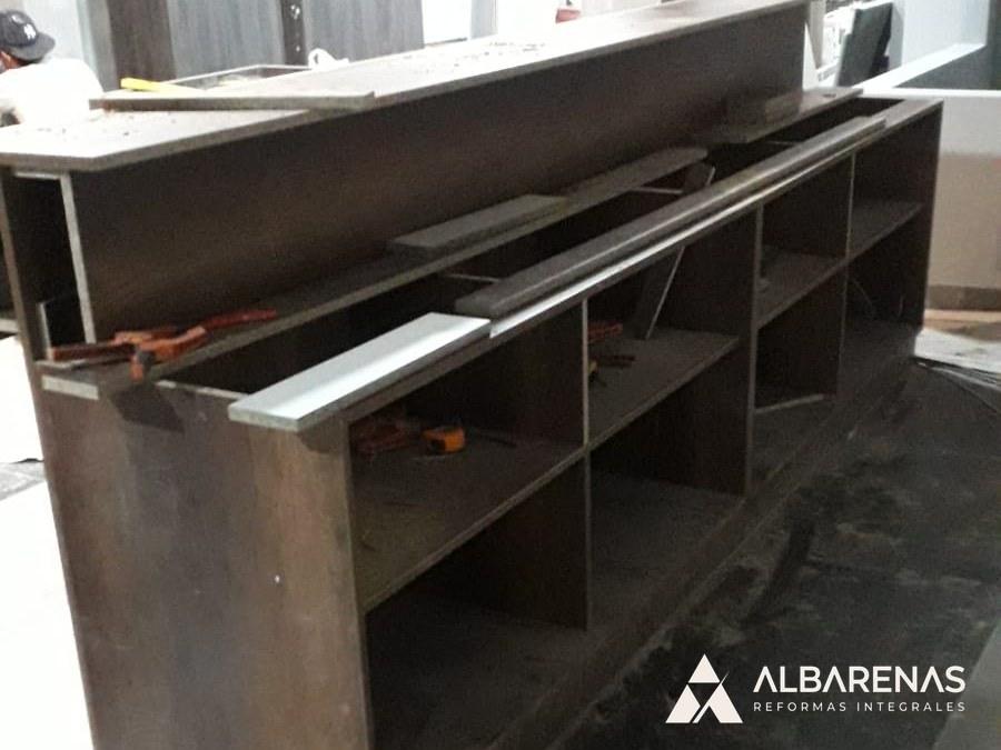 Local · mostrador de madera en construcción