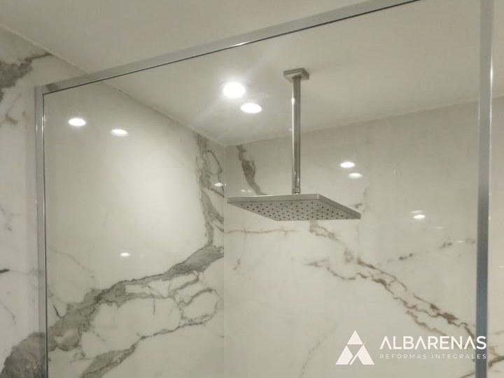 Baño · ducha con porcelanato símil mármol