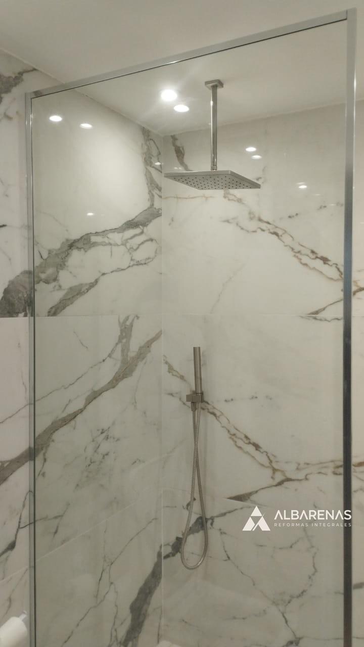 Baño · ducha con mármol calacatta